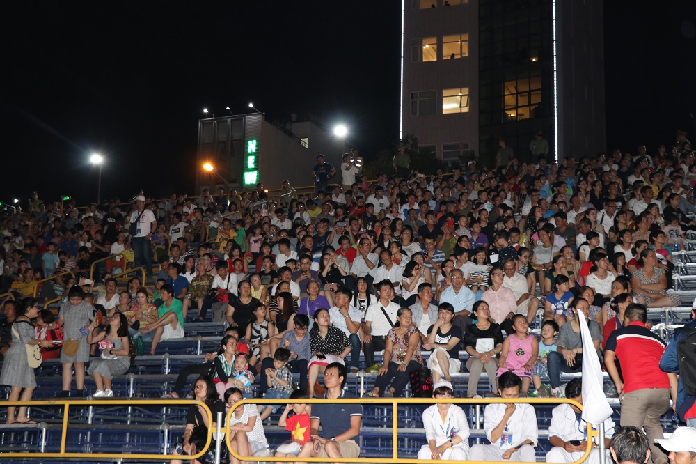 Hàng ngàn người chen kín tìm chỗ đẹp xem Lễ hội pháo hoa Đà Nẵng